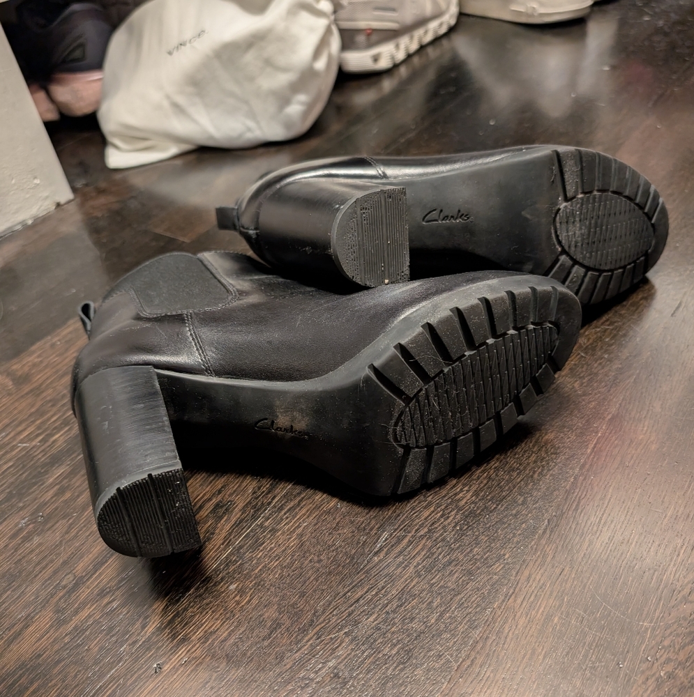 Clarks Block Heel Chelsea Boot - Picture 2 of 4
